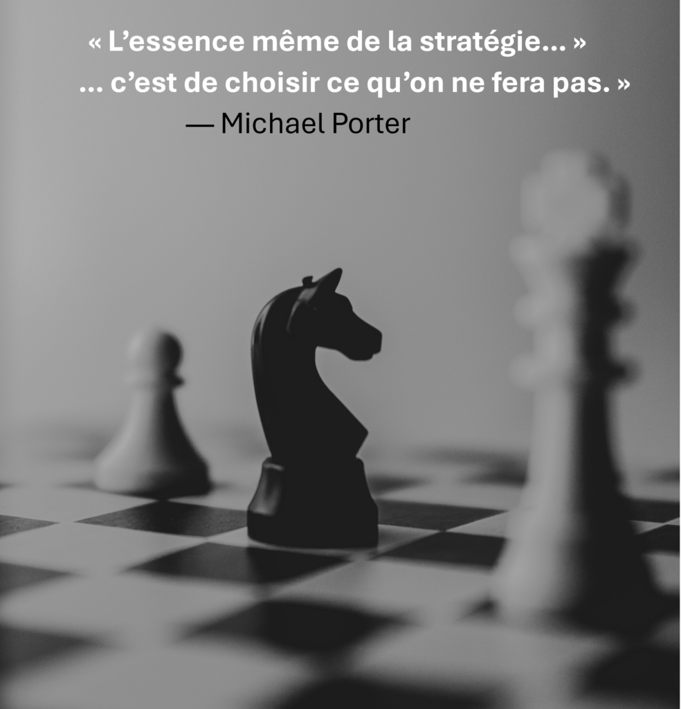 Pièces d’échecs en noir et blanc, un cavalier net au premier plan symbolisant le choix stratégique.