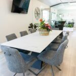 Bureau organisé et lumineux illustrant l’efficacité retrouvée grâce au services délivrés par Optim Office en matière de rédaction de PV de réunions