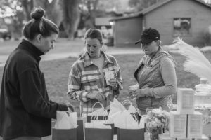 Trois femmes discutant autour d’une table lors d’une action associative, illustrant la mobilisation du secteur associatif en France