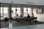 salle de réunion avec au centre une table autour de laquelle sont assistes 4 personnes illustrant une réunion associative
