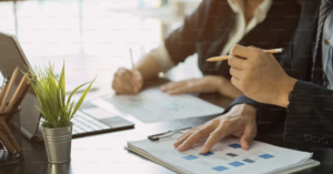 Dirigeants associatifs concentrés sur des documents financiers et administratifs lors d’une réunion