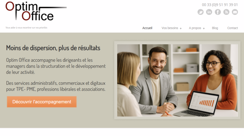 trois personnes souriantes échangeant autour d'une table, illustrant la coopération empreinte d'efficacité et de sérénité d'Optim Office avec ses clients en matière d'assistance administrative, commerciale et digitale