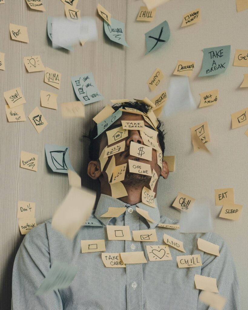 Dirigeant surchargé devant une to-do liste interminable à déléguer à une assistante virtuelle