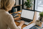 Dirigeante analysant sa base clients pour identifier de nouvelles opportunités commerciales